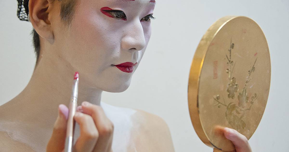 Как сделать японский макияж?