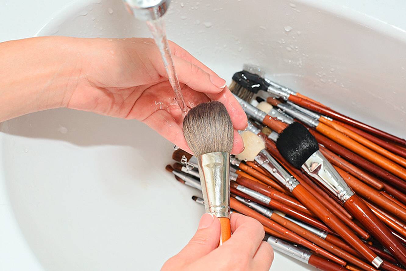 Как правильно помыть спонж, кисти для макияжа в домашних условиях