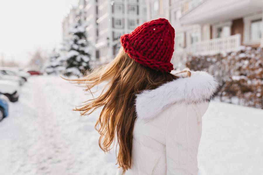 Уход за волосами зимой снаружи и изнутри: правила и рекомендации