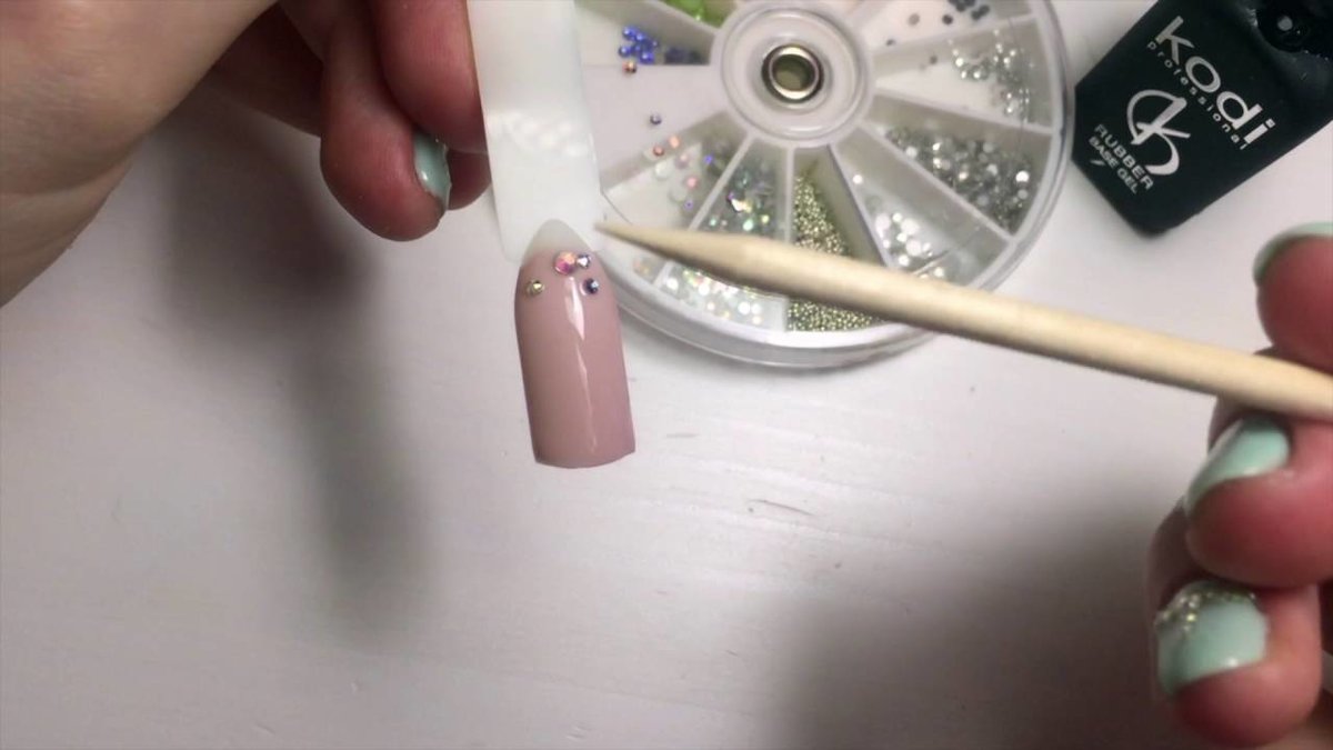 Дизайн ногтей гель-лаком со стразами + видео