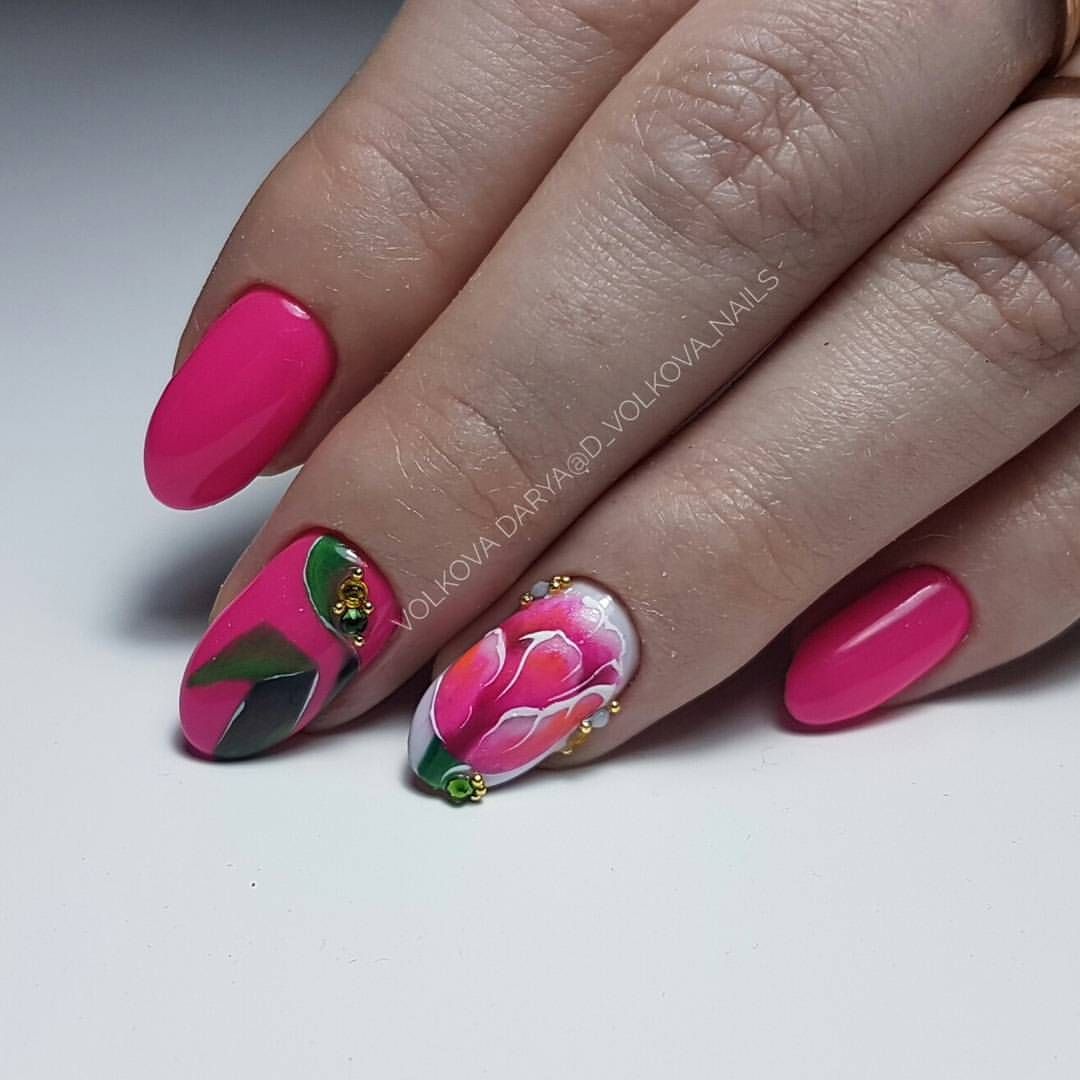 Тюльпаны на ногтях дизайн. Тюльпаны на ногтях. Маникюр с тюльпанами. Розовый маникюр с тюльпанами. Весенний маникюр с тюльпанами.