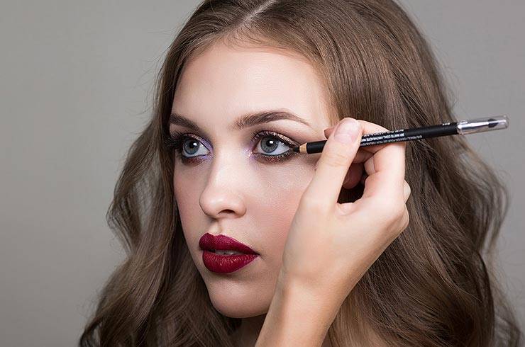 11 ошибок макияжа, из-за которых мы выглядим более уставшими | vogue russia