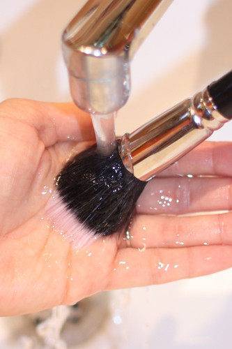 Как мыть кисти для макияжа в домашних условиях: советы с видео
