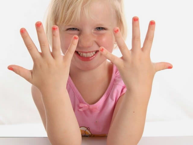Что делать, если ребёнок грызёт или ковыряет ногти?