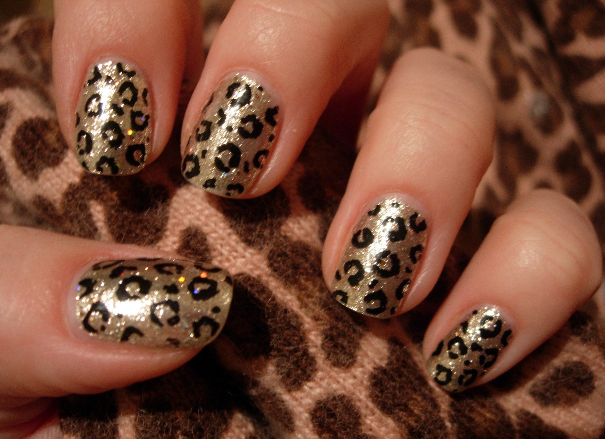 Леопардовые пятна на ногтях
