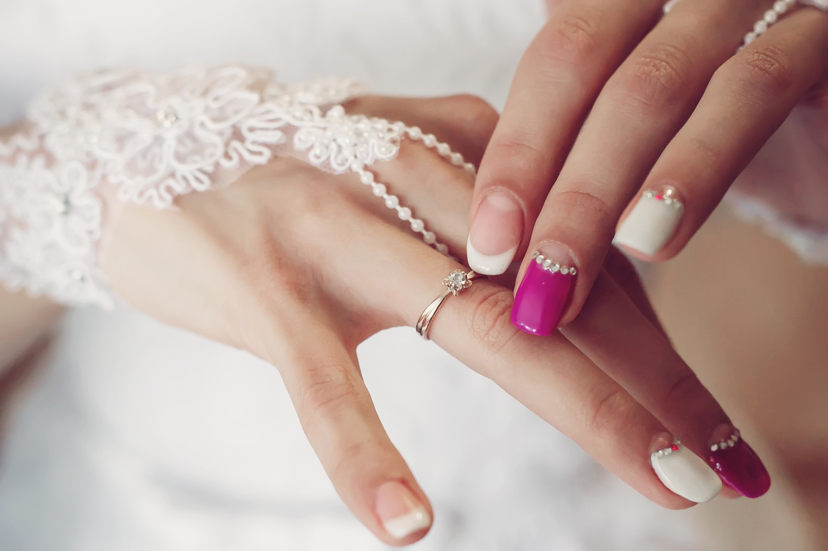 Свадебный маникюр для невест 2023: френч, стразы и модные новинки на короткие и длинные ногти с фото