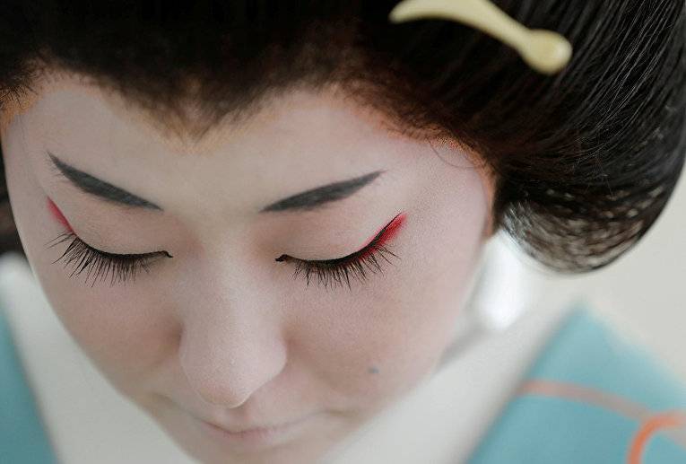 Загадочные и притягательные девушки с "фарфоровым лицом": зачем гейши наносят белый макияж