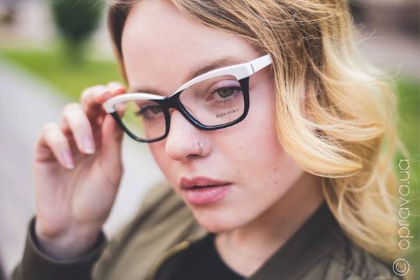 Что лучше носить — очки или контактные линзы?