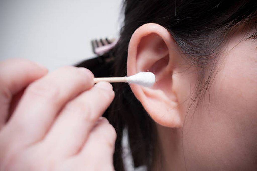 Чем опасны серные пробки в ушах?