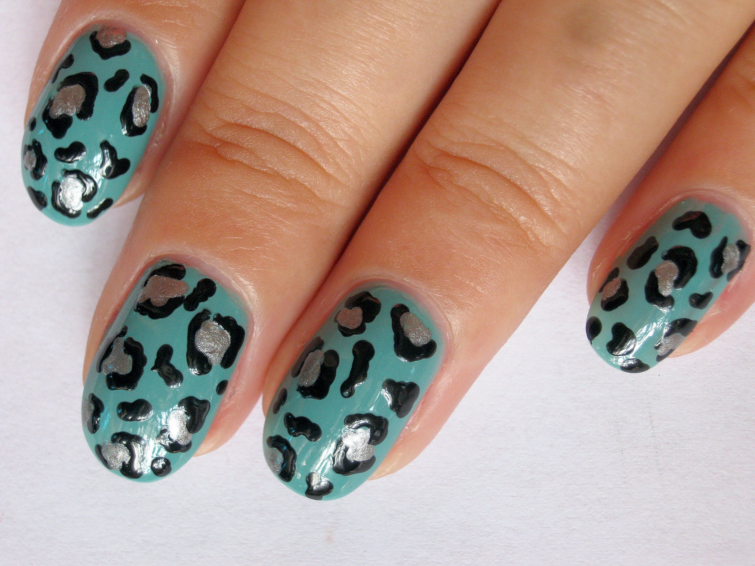 Бирюзовый леопард на ногтях