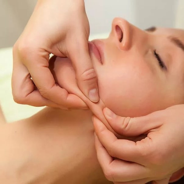 Как делать миофасциальный массаж лица: правильные техники и методики