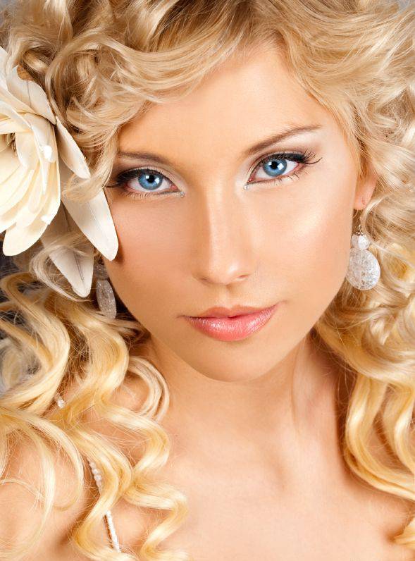 Как сделать красивый дневной и вечерний макияж блондинке с голубыми глазами?