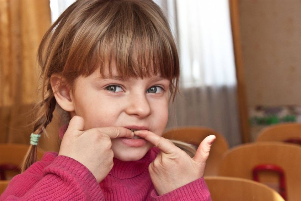 Как отучить ребёнка грызть ногти в 7 лет: народные средства в домашних условиях