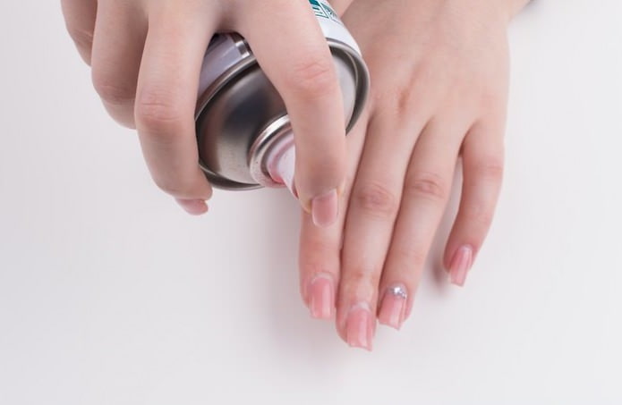 Несколько советов о том, как ускорить высыхание обычного лака на ногтях