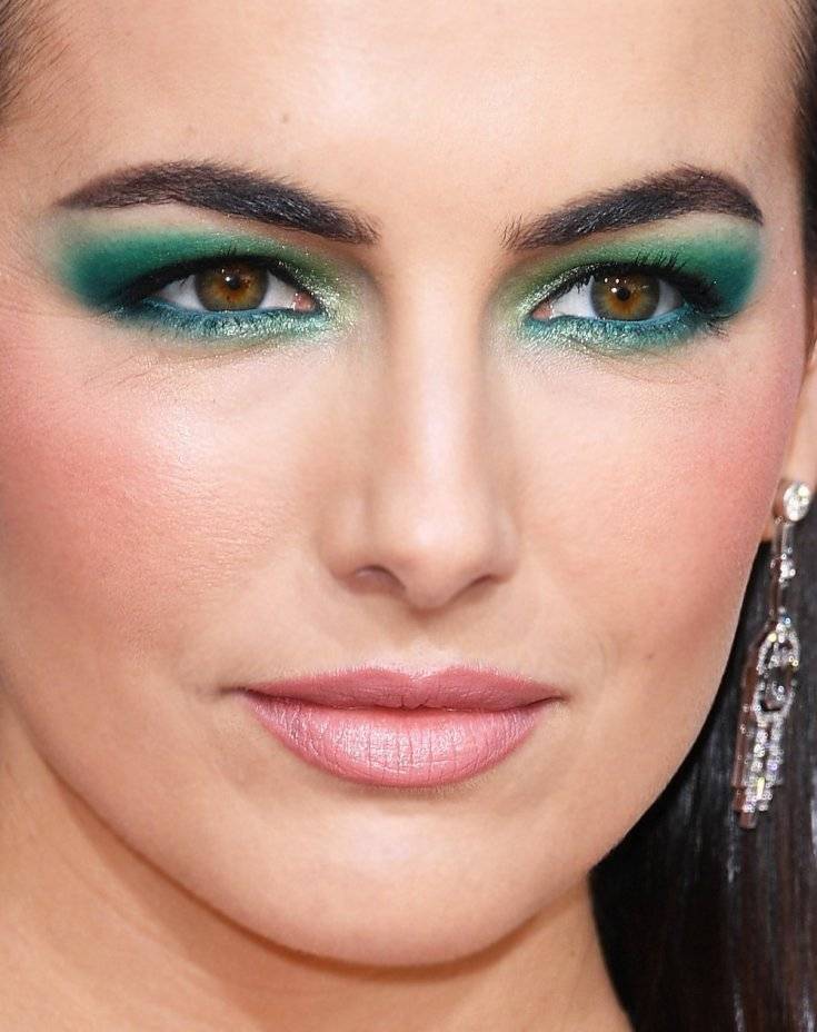 Как подчеркнуть роскошь зелёного платья макияжем: советы опытных визажистов
