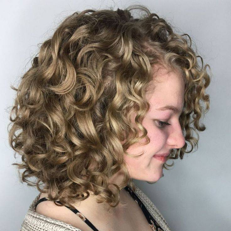 16 стильных стрижек на волнистые волосы средней длины