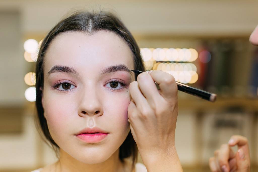 100 лучших идей: пошаговый легкий макияж в школу на фото