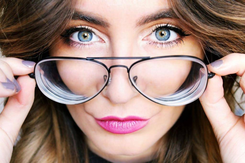 Макияж для тех, кто носит очки: как сделать макияж глаз под оправу и линзы