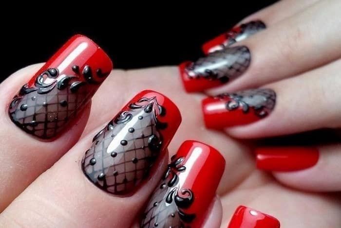 Фото дизайна красно-черных ногтей гель лаком, в стиле френч, со стразами, а также гелиевых ногтей в цвете красный с черным