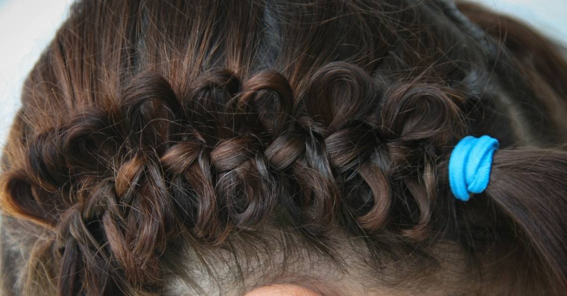 Уроки плетения кос с лентами: идеи для взрослых и детей