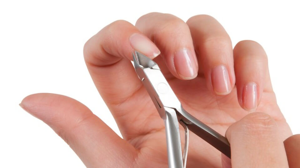 Как обрезать кутикулу – как правильно срезать ножницами или кусачками в домашних условиях