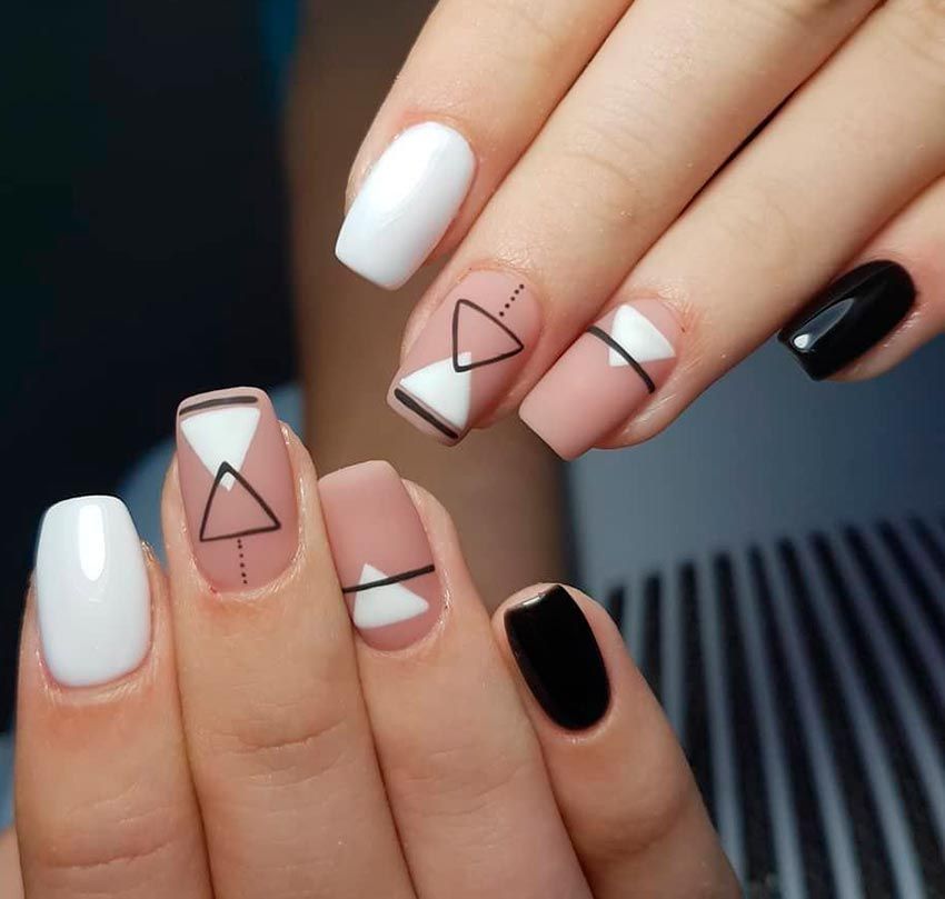 Ногти короткие квадратные простой дизайн. Геометрия на ногтях. Дизайн ногтей геометрич. Маникюр с геометрическими фигурами. Красивые квадратные ногти.
