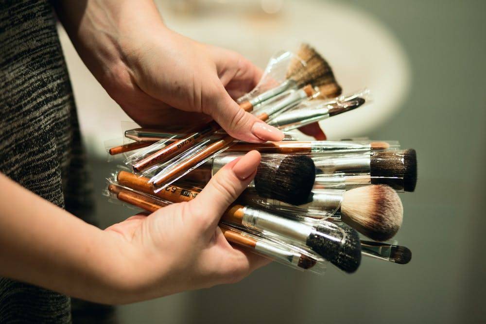 Как правильно очищать кисточки для макияжа и спонжи?