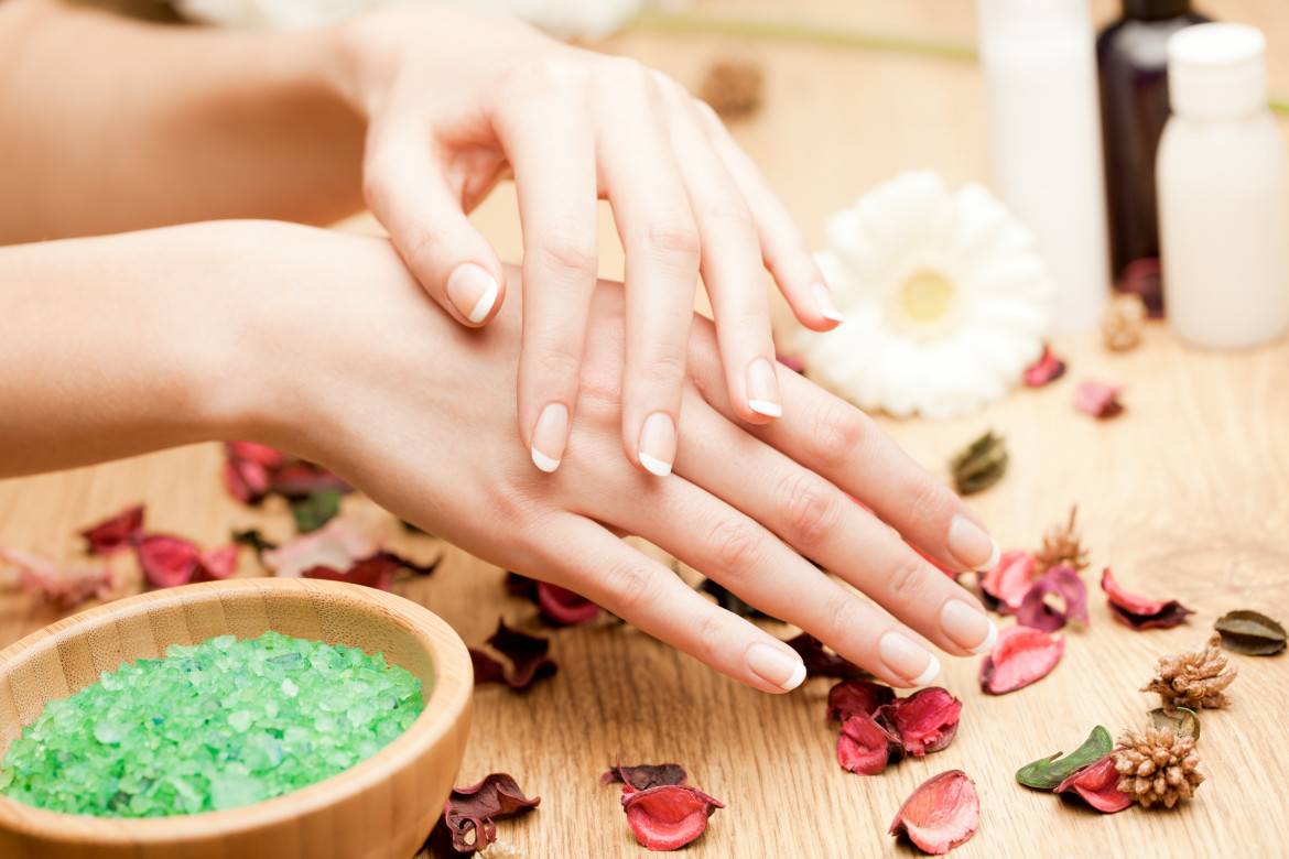 Уход за кожей рук: симптомы, причины, лечение сухости, покраснения, шелушения и трещин на коже рук  | блог expert clinics
