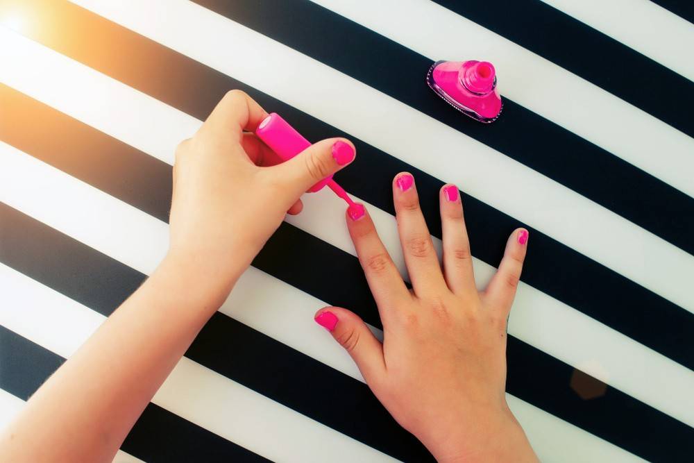 Можно ли детям ногти красить гель-лаком: маникюр у детей. можно ли делать детям шеллак