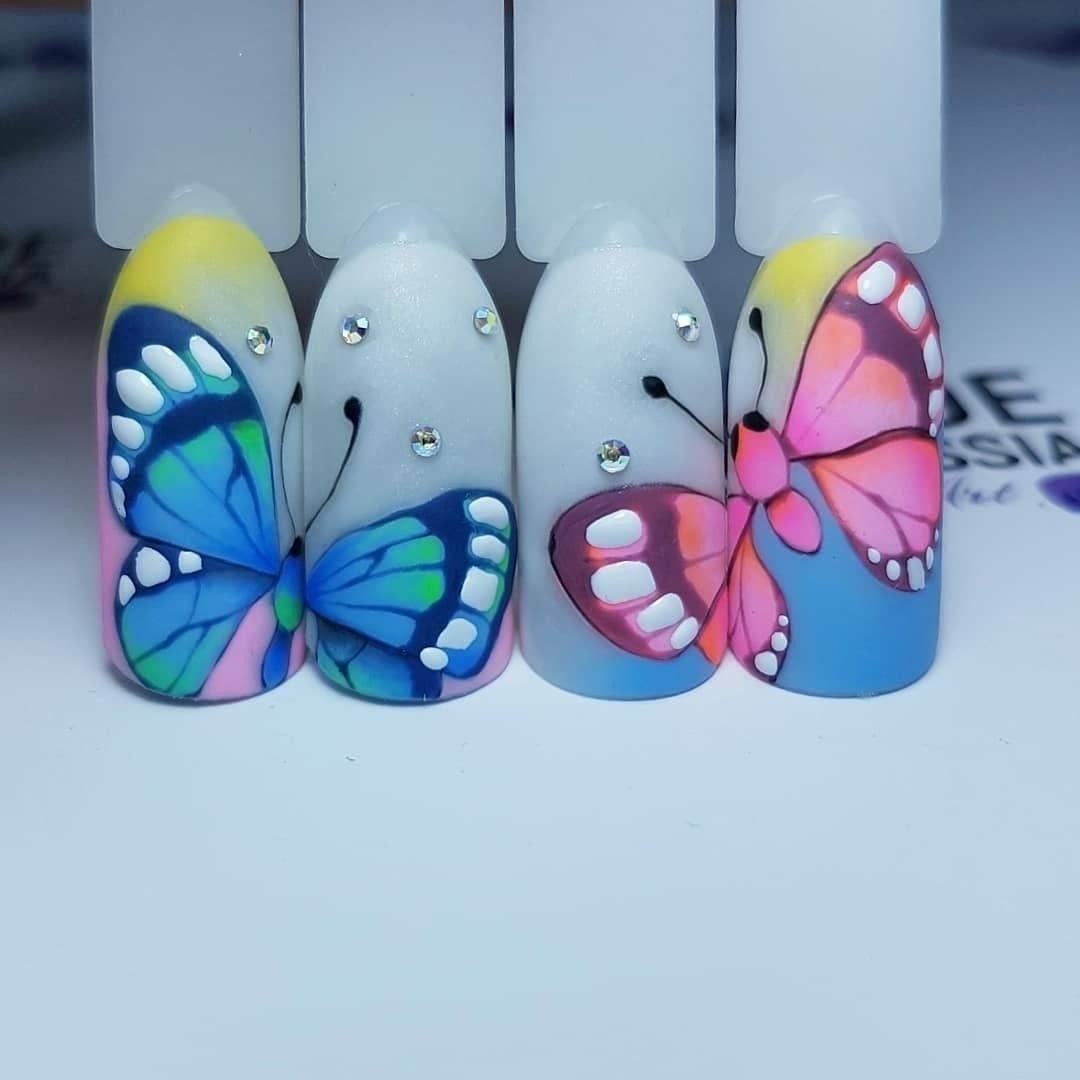 Объемная бабочка на ногтях