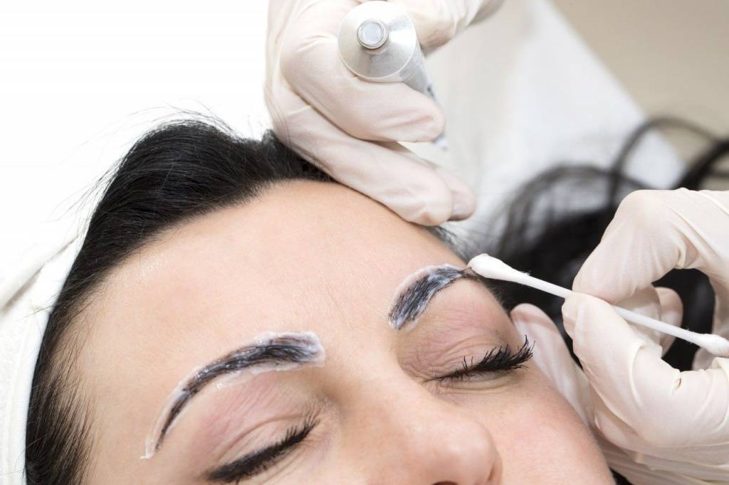Уход за бровями после нанесения перманентного макияжа: советы и рекомендации