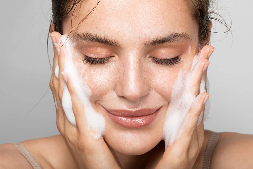 Как правильно очистить кожу лица?
