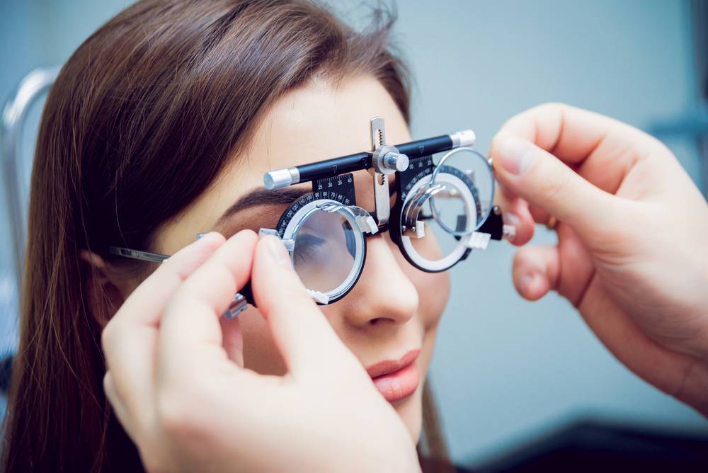Очки или линзы при близорукости — что выбрать?