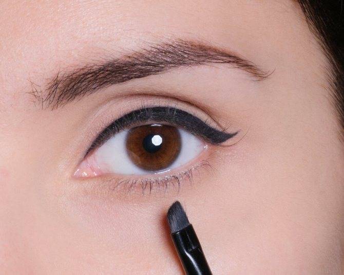 Как правильно подводить пошагово глаза карандашом