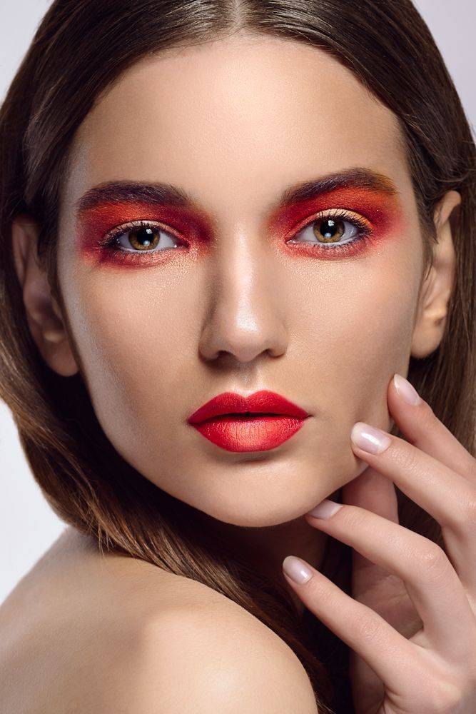 Визажисты расскажут, как сделать макияж с красной помадой для образа «вау»